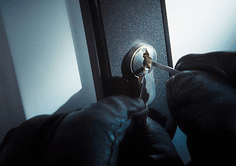 최근 고가 상품 판매 매장에서 강도사건이 빈번하게 일어나고 있어 걱정돼요